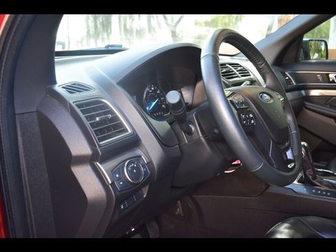 Used 2019 Ford Explorer XLT w/ Equipment Group 202A FWD image 15