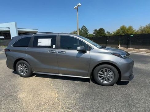 New 2026 Toyota Sienna XLE image 17