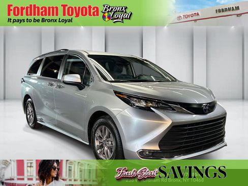 Used 2024 Toyota Sienna XLE image 1