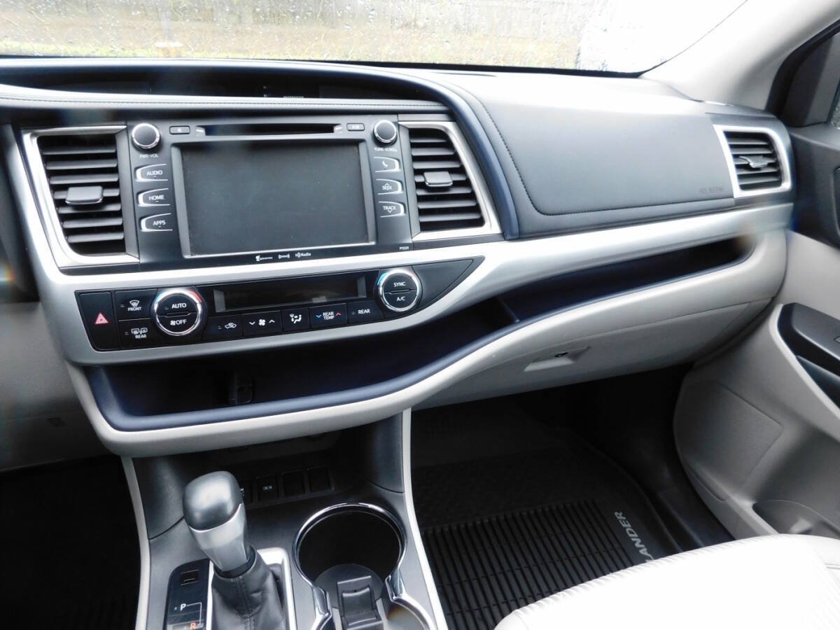 Used 2017 Toyota Highlander Plus w/ Carpet Mat Package FWD image 10