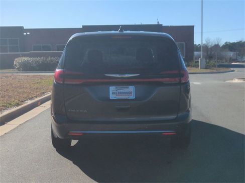 Used 2023 Chrysler Pacifica Touring-L image 12