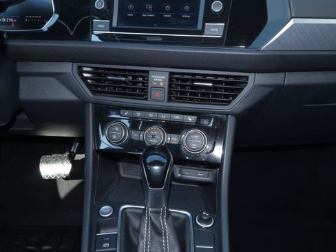 Used 2024 Volkswagen Jetta SE FWD image 11