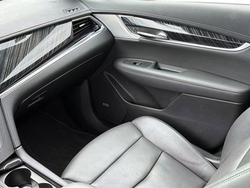 Used 2025 Cadillac XT6 Premium Luxury image 18