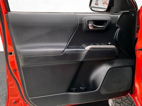 Used 2017 Toyota Tacoma TRD Off-Road image 18