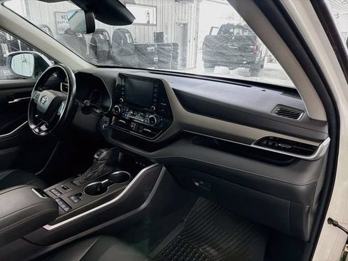 Used 2021 Toyota Highlander XLE AWD/4WD image 12
