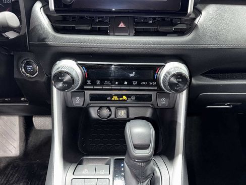 Used 2025 Toyota RAV4 XLE AWD/4WD image 21