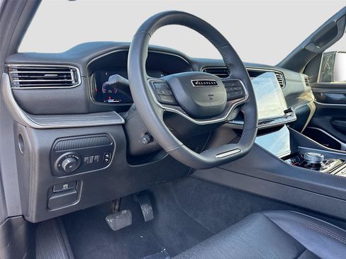 Used 2024 Jeep Wagoneer L Series II RWD image 10