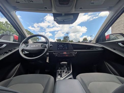 Used 2025 Kia Niro LX FWD image 25