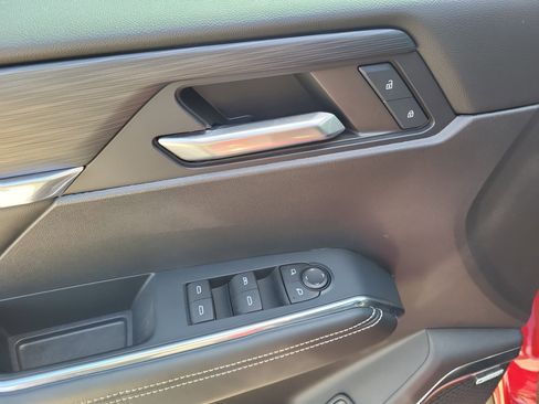 Used 2024 GMC Acadia Elevation image 17