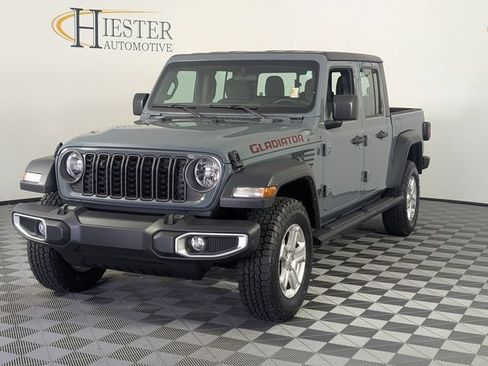 Used 2024 Jeep Gladiator Sport AWD/4WD image 4
