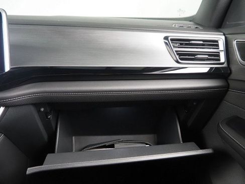 Used 2024 Volkswagen Atlas SE w/ Technology Package image 34