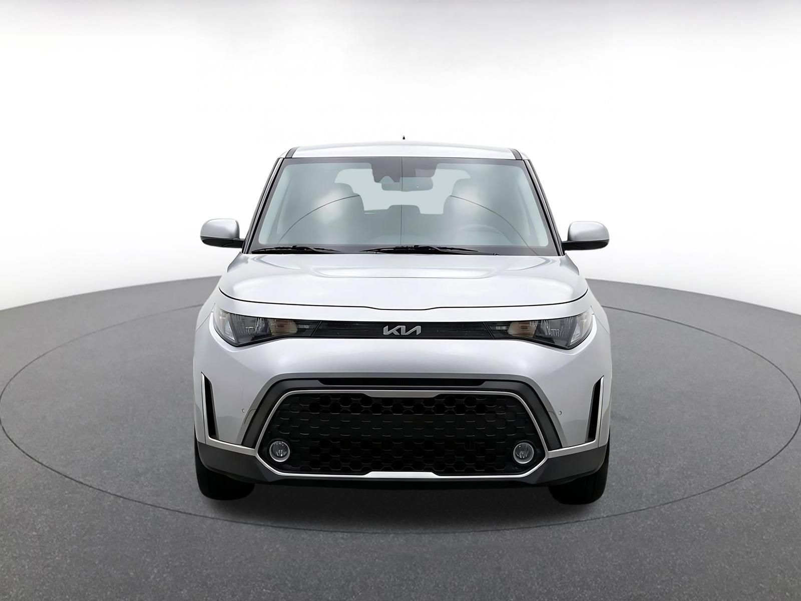 Used 2025 Kia Soul LX w/ LX Technology Package FWD image 2