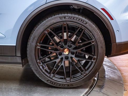 Certified 2025 Porsche Macan Electric image 9