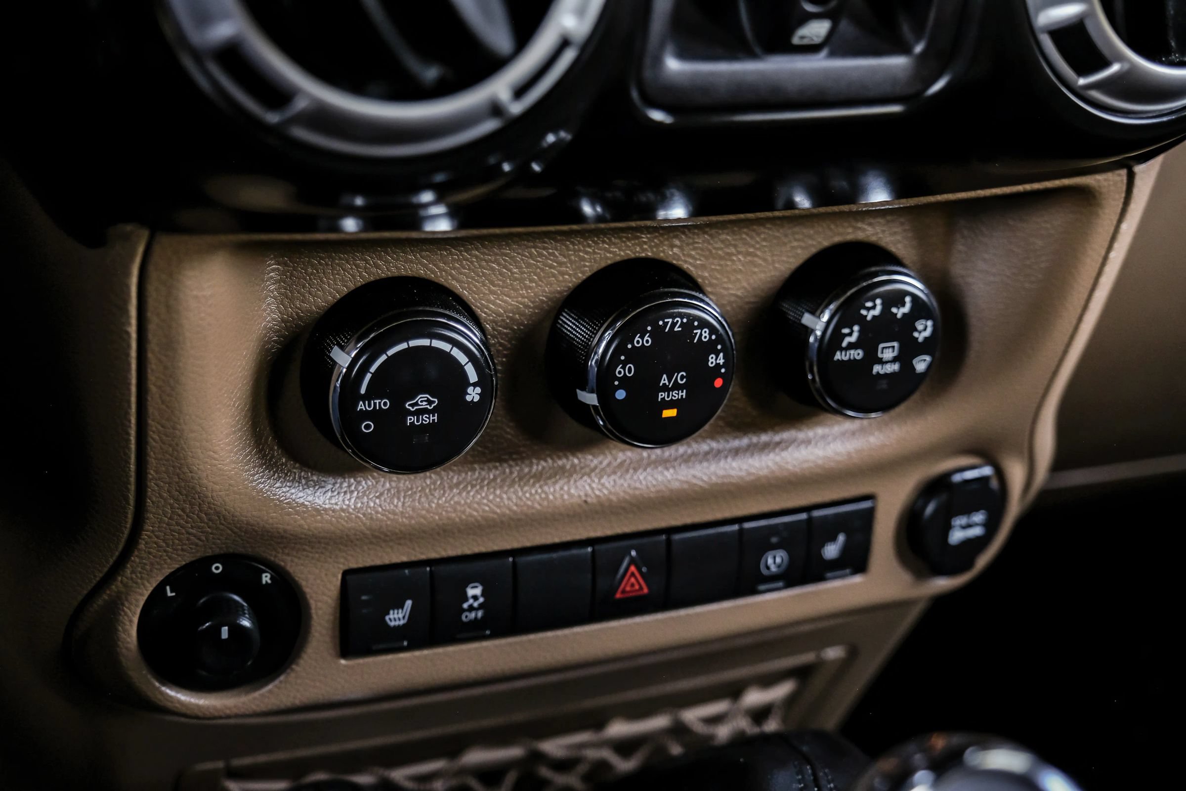 Used 2016 Jeep Wrangler Unlimited Rubicon w/ Connectivity Group AWD/4WD image 31