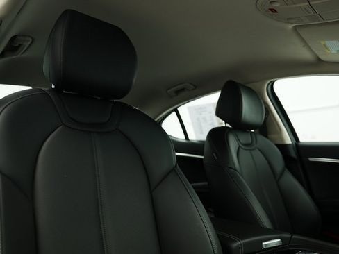 Used 2025 Genesis G70 2.5T image 25