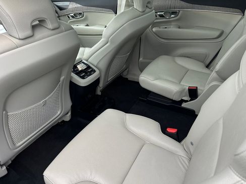 Used 2023 Volvo XC90 B6 Plus image 5