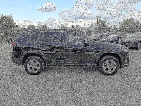 Used 2022 Toyota RAV4 LE image 7