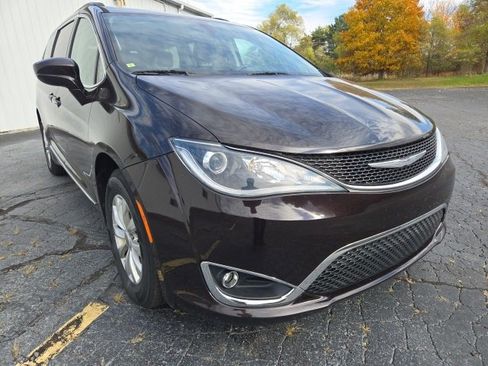 Certified 2017 Chrysler Pacifica Touring-L image 3