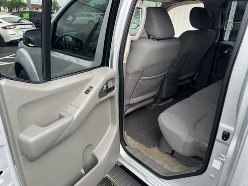 Used 2017 Nissan Frontier SV w/ SV Value Truck Package RWD image 11