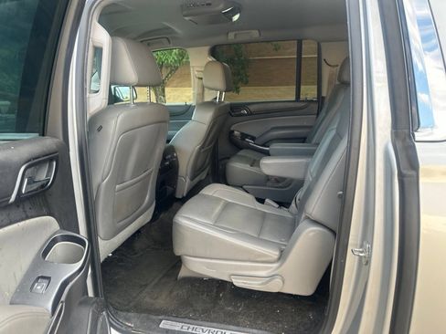 Used 2015 Chevrolet Suburban LT RWD image 3