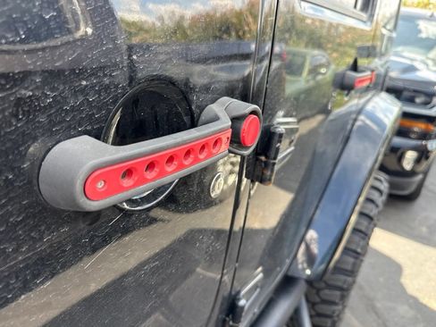 Used 2016 Jeep Wrangler Unlimited Rubicon AWD/4WD image 14