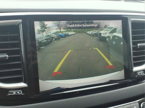 Used 2023 Chrysler Pacifica Touring-L image 8