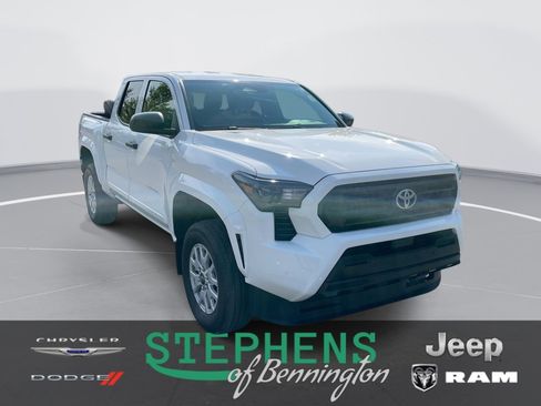 Used 2024 Toyota Tacoma SR image 1