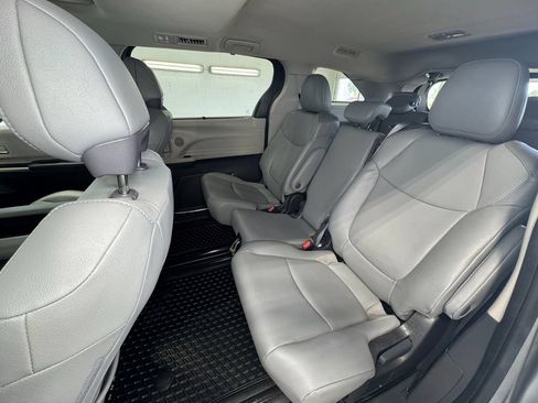 Used 2024 Toyota Sienna XLE FWD image 20
