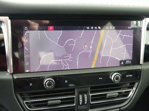 Used 2025 Porsche Macan image 32