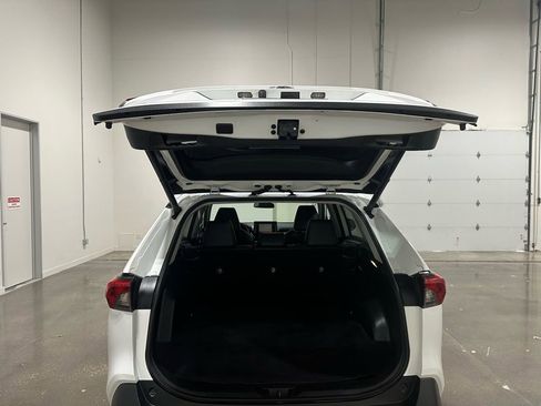 Used 2020 Toyota RAV4 XLE Premium image 8