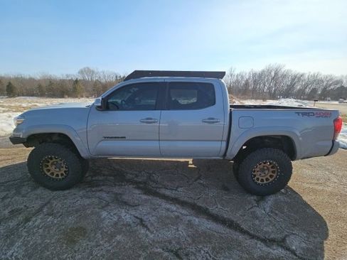 Used 2018 Toyota Tacoma TRD Sport image 6