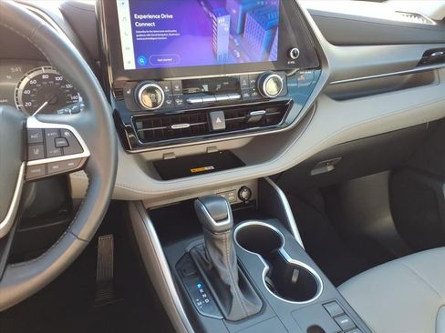 Used 2023 Toyota Highlander XLE FWD image 28