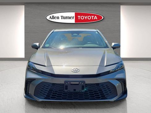Used 2025 Toyota Camry SE image 4