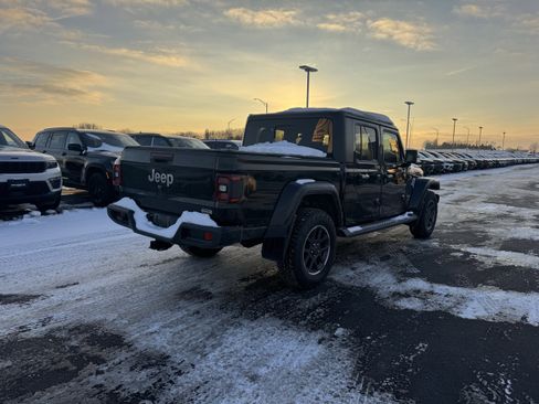 Used 2020 Jeep Gladiator Overland image 3
