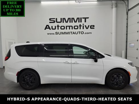 Used 2024 Chrysler Pacifica Limited image 1