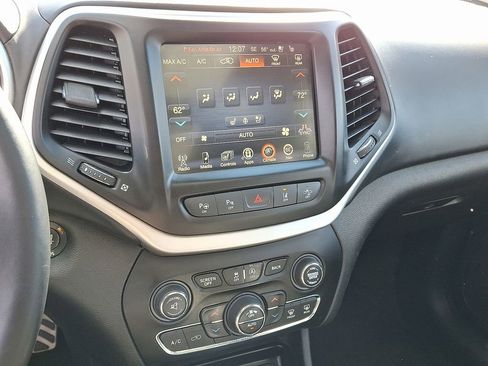 Used 2017 Jeep Cherokee Overland w/ Technology Group image 17