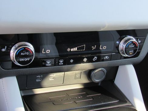 New 2025 Mitsubishi Outlander SE image 18