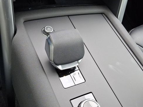 Certified 2025 Land Rover Discovery S image 26