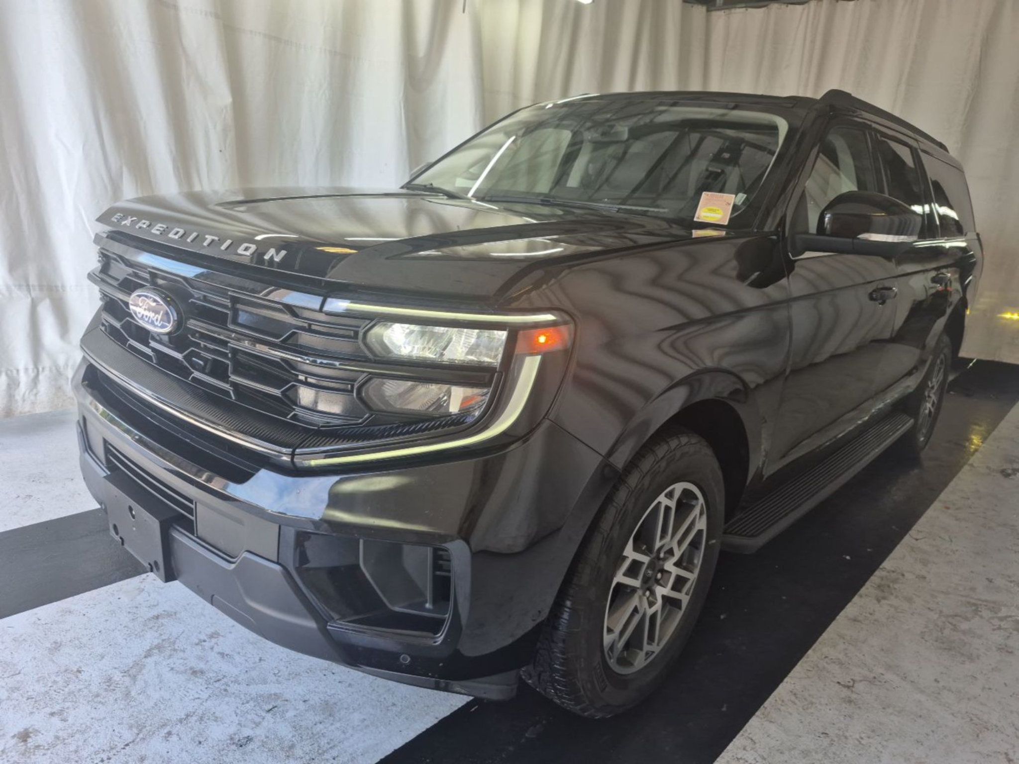 Used 2025 Ford Expedition Max Active AWD/4WD image 1