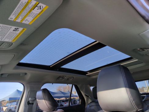 Used 2023 Ford Explorer Limited w/ Limited Technology Package image 16