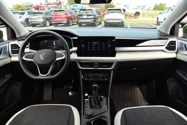 Used 2025 Volkswagen Taos SE AWD/4WD image 7