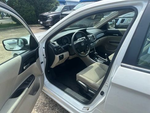 Used 2017 Honda Accord LX image 9