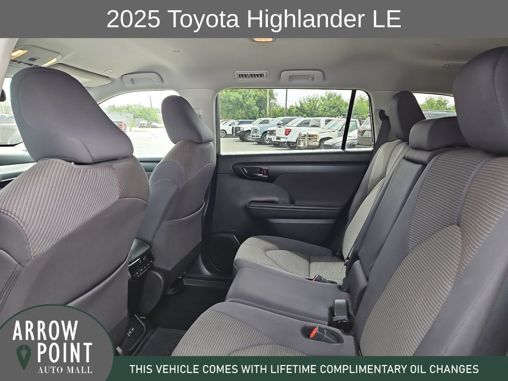Used 2025 Toyota Highlander LE FWD image 18