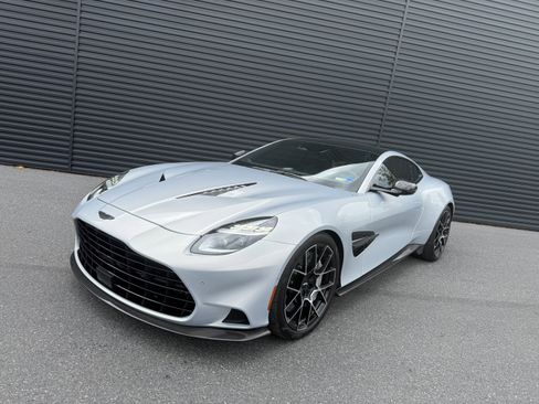 Used 2025 Aston Martin Vanquish RWD image 17