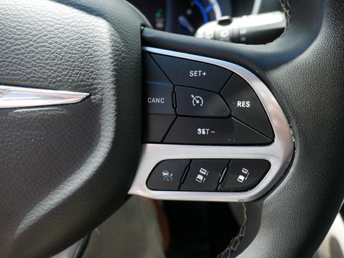 Used 2022 Chrysler Pacifica Touring-L FWD image 29