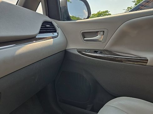 Used 2017 Toyota Sienna XLE Premium AWD/4WD image 23