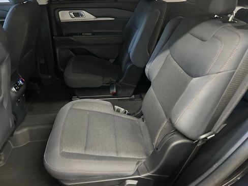 Used 2025 Ford Explorer Active AWD/4WD image 22