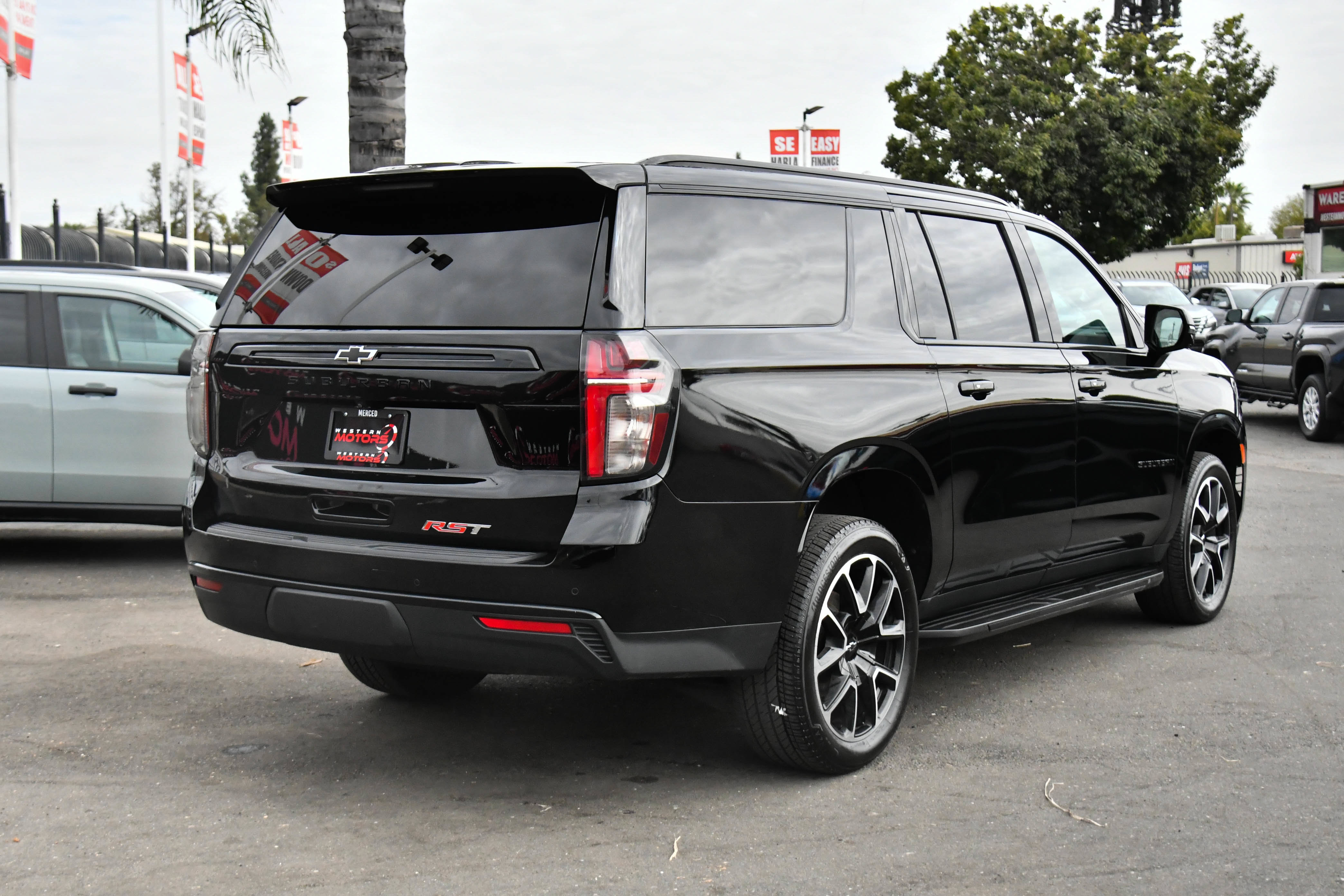 Used 2023 Chevrolet Suburban RST w/ Luxury Package AWD/4WD image 8