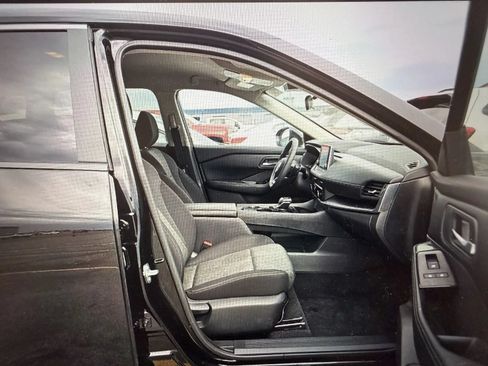 Used 2024 Nissan Rogue SV FWD image 12