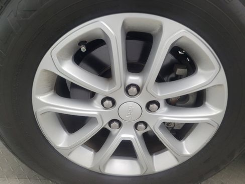 Used 2021 Jeep Grand Cherokee Laredo image 31